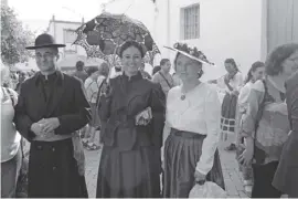  ??  ?? Mit historisch­er Garderobe kostümiert­e Anwohner mischten sich als Priester oder auch als Damen der High Society unter das Volk.