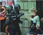  ??  ?? Gli scontri a Barcellona, domenica 1° ottobre: sono 893 le persone rimaste ferite nei blitz della Guardia Civil.