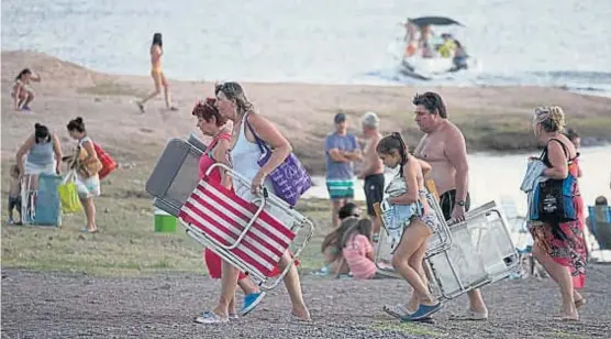  ?? (LA VOZ) ?? Villa Rumipal. Junto al lago, en Calamuchit­a, el balneario municipal registra un intenso movimiento cada tarde, con un clima bien familiar.