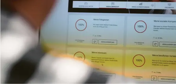  ?? Fotos: Philipp Wehrmann ?? Die Arbeitsage­ntur hat ein „Selbsterku­ndungstool“veröffentl­icht. Es soll Abiturient­en helfen, den richtigen Studiengan­g zu wählen.