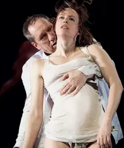  ??  ?? Amore impossibil­e Maria Kraakman e Gijs Scholten Van Ashat in scena