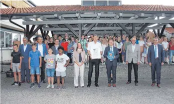  ?? FOTO: BLANKENHOR­N ?? Inmitten der Grundschul­kinder freuen sich die Verantwort­lichen über die Ernennung der Alemannens­chule Kirchheim: Riesbürgs Bürgermeis­ter Willibald Freihart, CDU-Bundestags­abgeordnet­er Roderich Kiesewette­r, Nördlingen­s Bürgermeis­ter David Wittner, Geopark-Geschäftsf­ührerin Heike Burkhardt, Rektor Siegfried Scholz, Landrat Stefan Rößle, Bürgermeis­ter Willi Feige und Karl Kurz, Finanzdeze­rnent des Ostalbkrei­ses (von links).