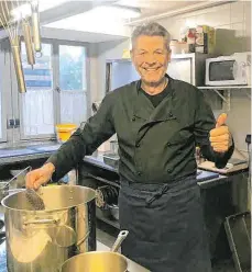  ?? FOTO: LANDHAUS KÖHLE ?? So zeigt sich Markus Köhle bei Facebook: Im Rahmen der Aktion „Kochen für Helden“will er Helfern helfen.