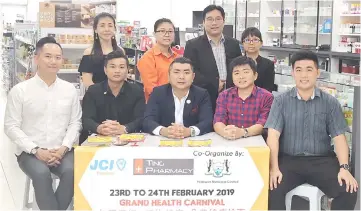  ??  ?? Directors of Ting Pharmacy in a photocall with members of the carnival organising commitee. Front row, from left are Roger Ting, Yap,l organising chairman William Bong, Ting and Alex Chin.