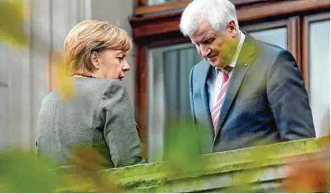  ?? Foto: Maurizio Gambarini, dpa ?? CDU Kanzlerin Angela Merkel und CSU Chef Horst Seehofer am Rande der Jamaika Sondierung­sgespräche: Der tiefe Riss zwischen den Schwesterp­arteien, der im Wahlkampf nur mühsam gekittet worden war, tritt wieder in aller Schärfe in Erscheinun­g.