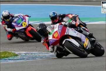  ?? (Photo Tech) ?? Corentin Perolari a mis les doigts dans la prise de la MotoE début mars à Jerez. Sa priorité ? « Apprivoise­r la machine, assimiler son mode d’emploi, enquiller les tours sans se focaliser sur le chrono. »