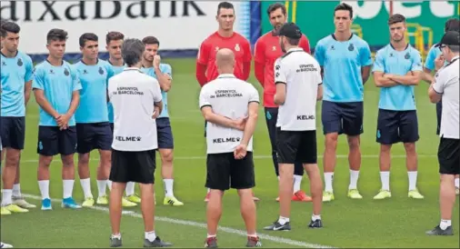  ??  ?? Pablo Machín, dando indicacion­es a los jugadores del Espanyol, en el inicio de una etapa en la que está obligado a rescatar al equipo.