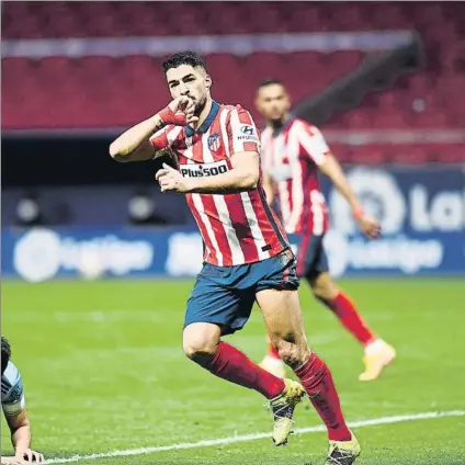  ?? FOTO: AP ?? El delantero uruguayo firmó el lunes frente al Celta de Vigo su quinto doblete en lo que va de temporada con el Atlético