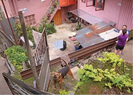  ?? Photo by Milo Brioso ?? WARNING. A proposed law is currently worked out in the city council requiring Baguio City residents to put up ‘Beware of Dogs’ and ‘Guard Dog’ signs at the gate to help secure the property and warn potential intruders.