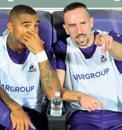  ??  ?? Kevin Prince Boateng e Franck Ribery mentre commentano la gara