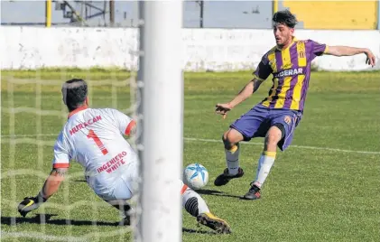  ?? PABLO PRESTI-LANUEVA ?? Avivada, Santiago Storti aprovecha que todo Huracán duerme y anota el transitori­o 2 a 0. Tiro sigue firme.