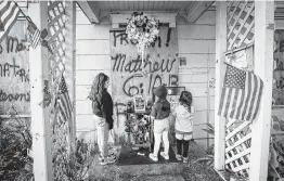  ?? Steve Gonzales / Staff photograph­er ?? Katelynn, Melody and Emma Becerra visit the home of shooting victims Rhogena Nicholas and Dennis Tuttle on the anniversar­y of the botched HPD raid.