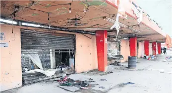  ??  ?? Un incendio en la nave central del Mercado Hidalgo, ubicado en la colonia Doctores, dejó sin sustento a varios locatarios; algunos comerciant­es dijeron que calculan sus pérdidas en 60 mil pesos.