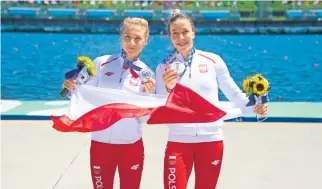  ?? ?? W Tokio Karolina Naja (z lewej) z Anną Puławską zostały wicemistrz­yniami olimpijski­mi w K2 500 m. Oprócz tego Naja ma brąz igrzysk w tej konkurencj­i z Londynu i Rio oraz także brąz z Tokio w K4 500 m.
