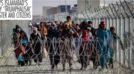  ??  ?? HOMELAND LOST: Afghans arrive in Pakistan through the Pakistan-Afghanista­n border crossing point in Chaman on Tuesday (24)