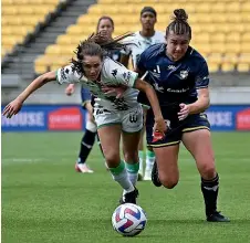  ?? GETTY IMAGES ?? Charlotte Lancaster, of the Phoenix, and Julia Sardo, of Western United, compete for the ball during Saturday’s A-League Women’s match in Wellington.