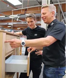  ?? FOTO: FASSBENDER/DPA ?? Mathias Plassmann (rechts) erklärt dem angehenden Holzmechan­iker Lukas Mühlenstäd­t, worauf er achten muss.