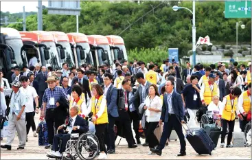  ??  ?? South Koreans leave for North Korea to take part in family reunions