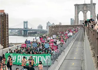  ?? YUKI IWAMURA / AFP ?? Nueva York acogió una de las manifestac­iones en defensa del aborto celebradas este sábado en EE.UU.