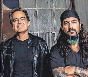  ?? FOTO: ROBERT SMITH ?? „Wir schätzen einander als Menschen und als Musiker. Aber wir fassen uns nicht mit Samthandsc­huhen an, nur weil wir Freunde sind“, sagt Neal Morse (links) über Schlagzeug­er Mike Portnoy.