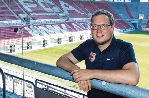  ?? Foto: Ulrich Wagner ?? Markus Wiesmeier hat sich für einen Job beim Fußball Bundesligi­sten FC Augsburg entschiede­n. Als Fanbeauftr­agter kümmert sich der 30 Jährige um die Belange der Augs burger Anhänger.