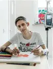  ??  ?? Michel De Castel Granito, 18 anni, affetto da una cardiopati­a dilatativa congenita da quando aveva due giorni, ha avuto una vita normale fino ai 16 anni. Poi una grave infezione, lo ha costretto a sopravvive­re con un cuore artificial­e