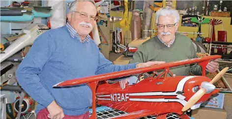  ?? FOTO: JOBU ?? Heiko Langen (l.) und Hans-Arnold Paulsen in Langens Keller, der einem kleinen Hangar gleicht.