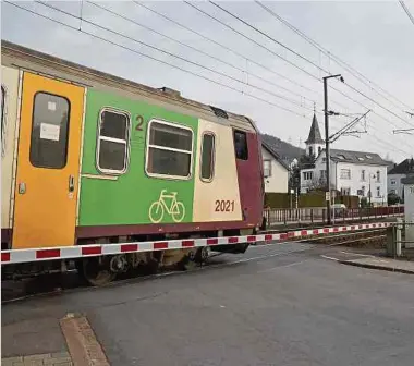  ?? Foto: Frank Weyrich ?? Manchmal schleppt sich der Abbau der Bahnschran­ken wegen politische­r Unstimmigk­eiten, wie in diesem Beispiel in Heisdorf.