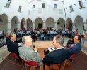  ??  ?? DibattitoD­ue momenti dell’incontro di ieri sera a Martina Franca, nel chiostro di San Domenico