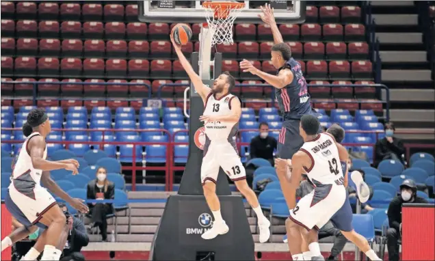  ??  ?? Sergio Rodríguez, base del Armani Milán, salva la presencia de Edy Tavares, pívot del Real Madrid, con una entrada a aro pasado en el Mediolanum Forum.