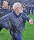  ??  ?? Ivan Savvidis trug bei seinem „Platzsturm“sichtbar eine Waffe.