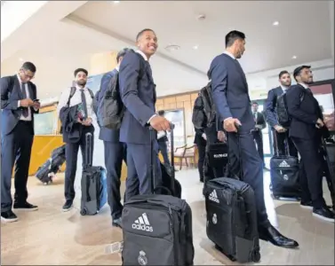  ??  ?? BUEN HUMOR. La expedición del Real Madrid a su llegada a Santiago, donde se disputa la Supercopa.