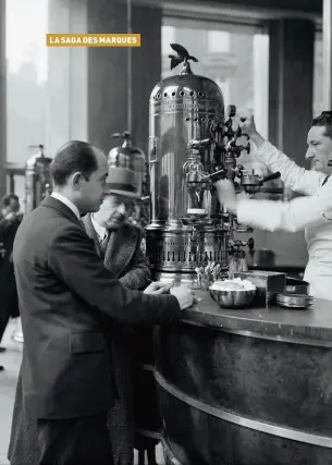  ??  ?? 1937, dans une brasserie à Paris. Inventée par Louis Bernard Rabaut en 1822, l’extraction du café par percolatio­n sera largement perfection­née par La Maison du Café.