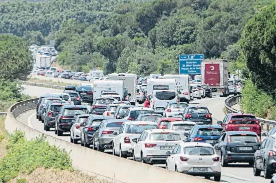  ?? Onre Duran / NORD MEDIA ?? Vehículos, parados ayer sobre las 13 horas en la autopista AP-7, a la altura de Maçanet de la Selva