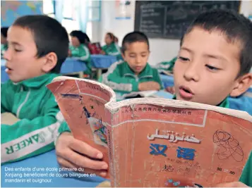  ??  ?? Des enfants d’une école primaire du Xinjiang bénéficien­t de cours bilingues en mandarin et ouïghour.