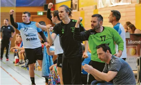  ?? Foto: Karl Aumiller ?? Geballte Fäuste und Anfeuerung auf der HSG-Bank: Im Derby beim TV Gundelfing­en schlug sich das Team von Trainer Thomas Joekel (rechts hinten) wacker, unterlag dem gastgebend­en Favoriten aber dennoch klar.