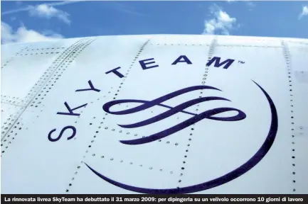  ??  ?? La rinnovata livrea SkyTeam ha debuttato il 31 marzo 2009: per dipingerla su un velivolo occorrono 10 giorni di lavoro