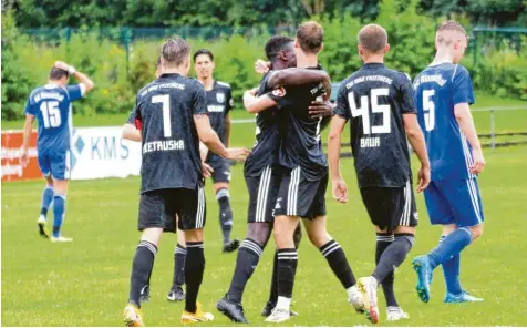  ?? Foto: Sebastian Richly ?? Während sich die Friedberge­r (schwarze Trikots) über das 4:0 von Tiago Mendes freuen, gehen die Rinnenthal­er mit gesenkten Köpfen über den Platz. Am Ende unterlag der BCR deutlich mit 1:4 im Stadtderby.