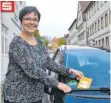  ?? FOTO: MARK MASUCH ?? Bürgermeis­terin Andrea Schnele ist von der Aktion begeistert, mit der Autofahrer für korrektes Parken belohnt werden.