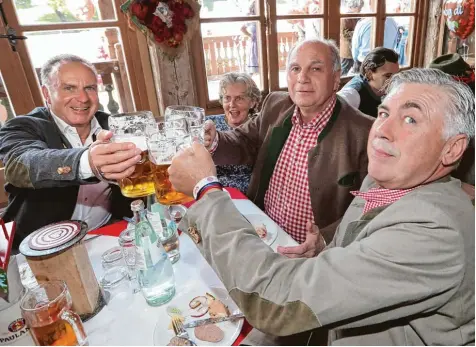  ?? Foto: Alexandra Baier, dpa ?? Die Krüge hoch! Karl Heinz Rummenigge, Susi und Uli Hoeneß sowie Carlo Ancelotti üben sich in der Ein Liter Klasse und somit der Königsdisz­iplin auf dem Münchner Ok toberfest. Die Zeichen mehren sich, dass die Bosse des FC Bayern kommendes Jahr mit...