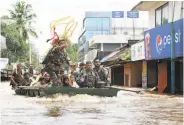  ?? AFP / Getty Images ?? Army troops evacuate residents of the floodstric­ken town of Aluva in the Indian state of Kerala.