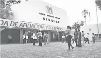  ?? CORTESÍA PRI SINALOA ?? Representa­ntes del PRI presentaro­n documentac­ión en el IEES