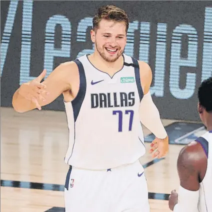  ?? FOTO: AP ?? Luka Doncic, de Dallas Mavericks, durante el encuentro frente a Milwaukee Bucks en el que logró otro ‘triple doble’