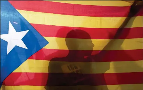  ??  ?? REFERENDUM. El separatism­o de los catalanes alarmó a la comunidad europea y mundial, que amenaza con sanciones.