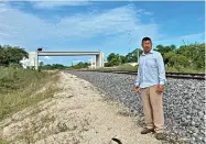  ?? ?? Bartolo, un campesino del ejido de Guadalupe, muestra el puente vehicular que construyer­on en su comunidad.