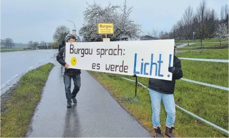  ?? FOTO: KLAUS WEISS ?? Mit einem Transparen­t und einer Notbeleuch­tung aus Solarlampe­n machten die Burgauer auf ihr Anliegen aufmerksam.