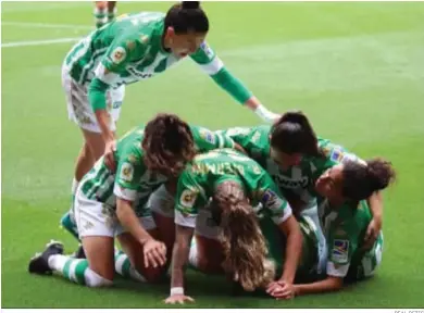  ?? REAL BETIS ?? Las jugadoras verdiblnac­as celebran con Ángela Sosa el 0-1 ante el Logroño.