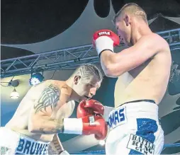  ?? /NICK LOURENS ?? Daniel Bruwer, left, and Thomas Oosthuizen exchange leather during their bout which Oosthuizen won by a stoppage in round nine last year.