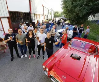  ?? (Photos Patrice Lapoirie) ?? Le Big custom garage (Montauroux) et ses voitures américaine­s étaient au lancement vendredi soir de la bière blonde « US  » de l’Azuréenne, aux goûts venus d’Outre-Atlantique, mais brassée à Grasse.