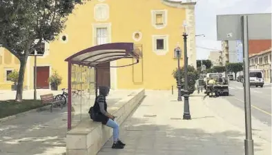  ?? MARÍA JOSÉ SÁNCHEZ ?? La parada de autobús ubicada en la calle Sant Francesc se suprimirá al cambiar el acceso del transporte público.